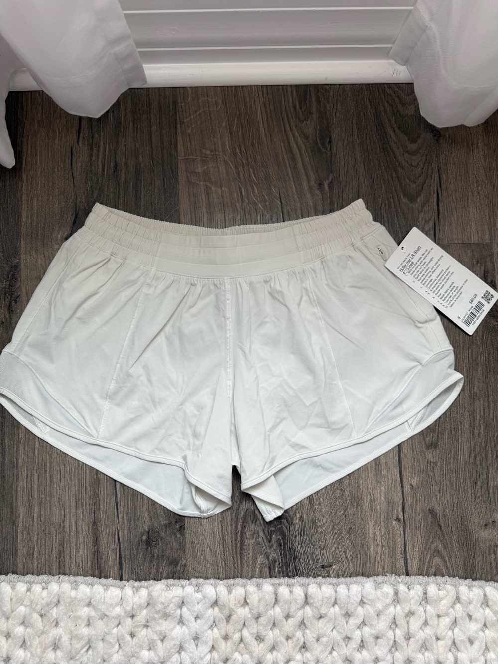 Lululemon Hotty Hot Low-Rise Lined Shorts 4” Bone Size 8 NWT